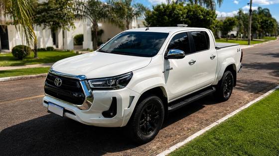 TOYOTA HILUX 2.8 D-4D TURBO DIESEL CD SRX PLUS 4X4 AUTOMÁTICO